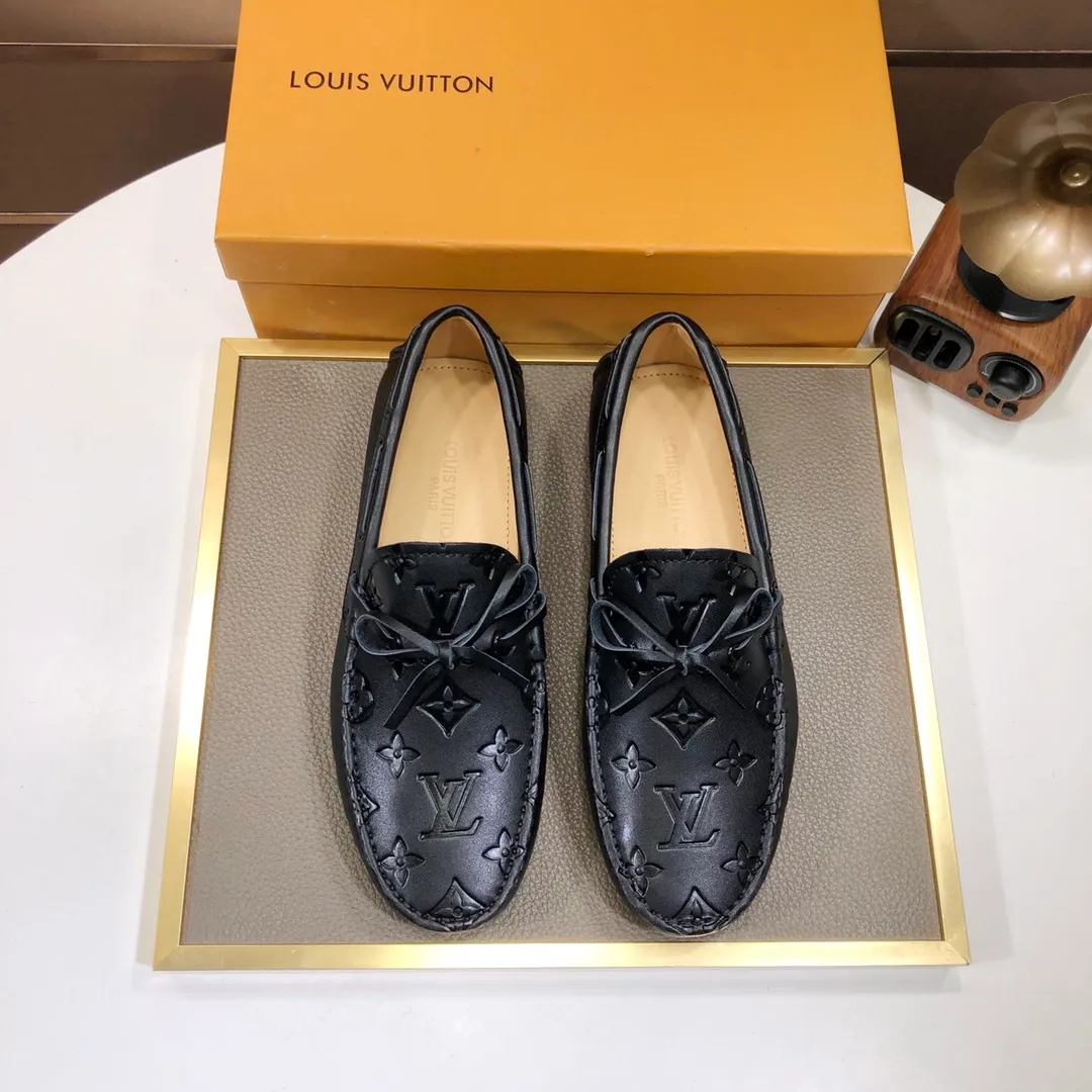Men's men's shoes 💰420💰 [LV Doudou Shoes] (sheepskin lining) new model is on the market, available on the official website. The new Doudou shoes are processed into single-color materials, and the uppers are made of imported cowhide material. The body of the shoe is fully hemmed with mark thread, and is lined with imported original cowhide leather. The elegant shoe shape is super suitable for all-matching, and the size is 38-44.